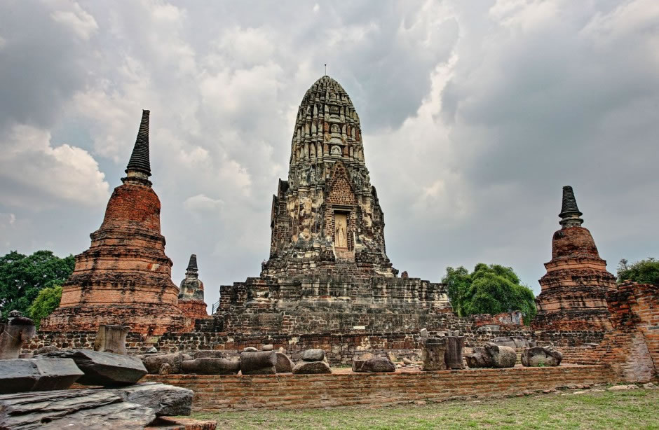 Wat-Ratchaburana-Ayutthaya-Thailand-940x614
