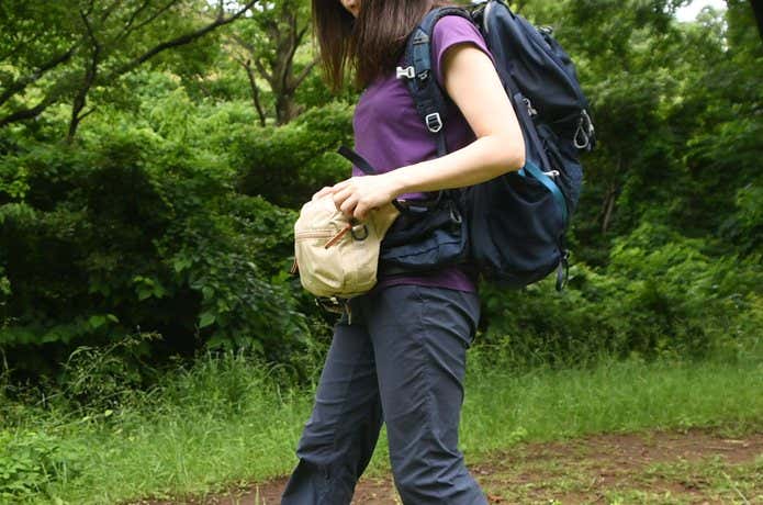 リュックを背負ったうえでカリマーのウエストバッグを腰につけている女性
登山 サブバッグ