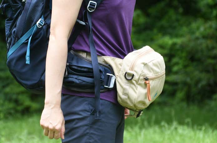 リュックを背負ったうえでカリマーのウエストバッグを腰につけている女性
登山 サブバッグ