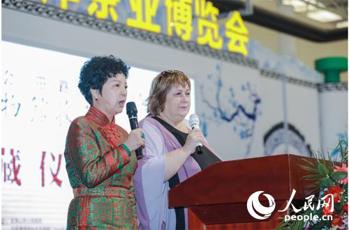 俄罗斯伊尔库兹克副馆长伊莉娜(右)致收藏辞