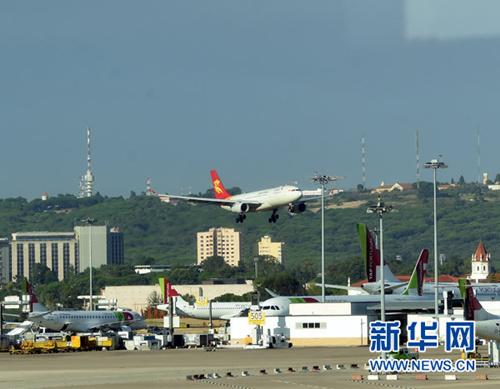 中国侨网7月26日,北京首都航空一架空客A330飞机飞抵葡萄牙首都里斯本温贝托·德尔加多机场。新华社记者 张立云 摄