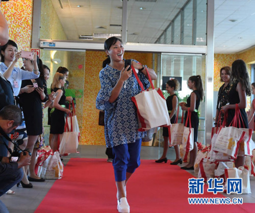 7月26日,乘坐北京首都航空公司飞机的乘客抵达里斯本温贝托·德尔加多机场。新华社记者 张立云 摄