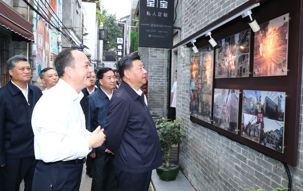 2018年10月24日,习近平在广州考察,来到荔湾区西关历史文化街区永庆坊。