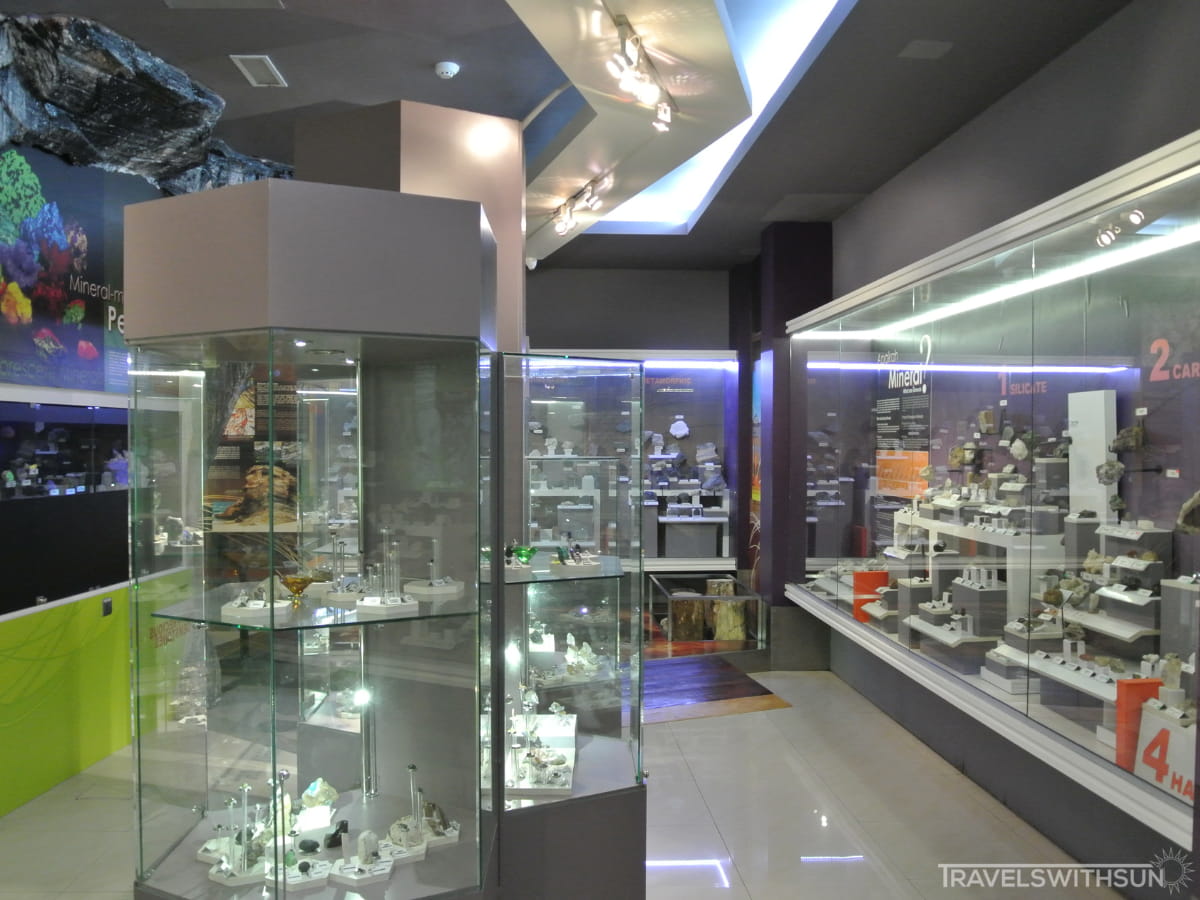 地质博物馆内展示的不同岩石和矿物样本