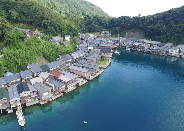 230栋沿着海岸的船屋。独特的景色,就算是日本国内也只有这里才有。