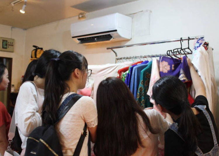大多数的和服体验店家都备有多款和服,可以让顾客挑选自己喜欢的图样穿着