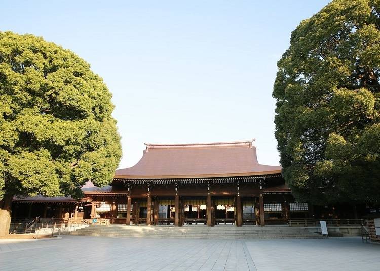 社殿正在更换屋顶上的铜板。参拜的基本是「二礼二拍手一礼」