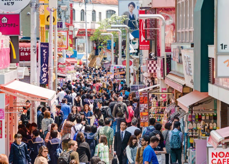 有许多来自日本国内外的观光客,超热闹的竹下通 (c) beibaoke / Shutterstock.com