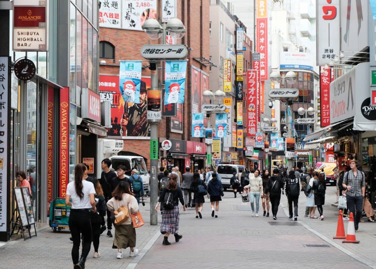 涩谷中央街内餐饮店、卡拉ok、时尚服饰的店家栉次鳞比(c)Nor Gal / Shutterstock.com