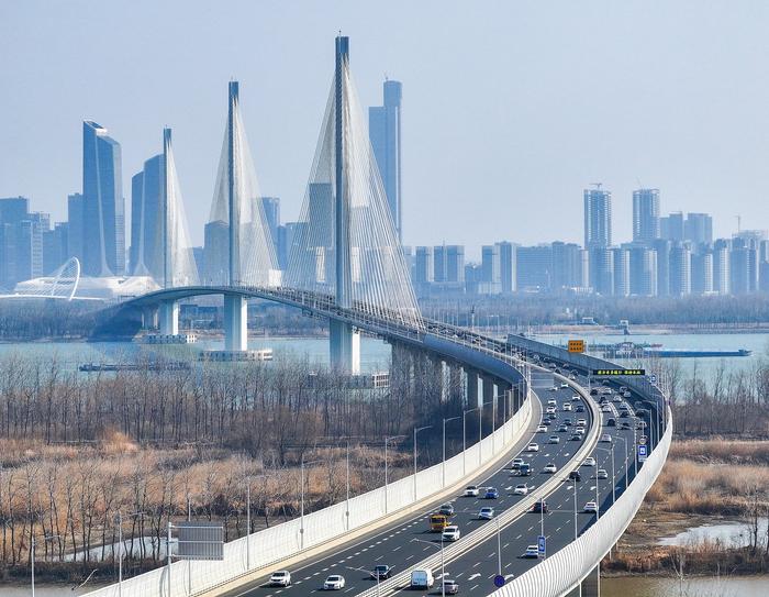 2025年2月4日,南京,车辆行驶在长江大桥上。