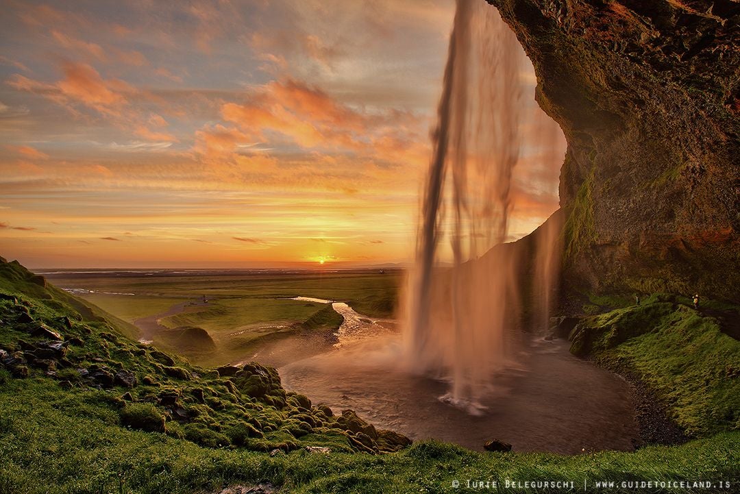 冰岛南岸的塞里雅兰瀑布(Seljalandsfoss)的水帘后面有一个凹进去的山洞,可绕过水帘走到瀑布后面 冰岛南岸的塞里雅兰瀑布(Seljalandsfoss)的水帘后面有一个凹进去的山洞,可绕过水帘走到瀑布后面