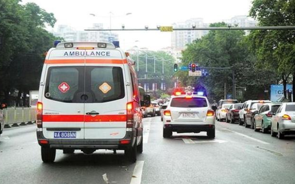 私家车不给救护车让路?怎敢和生命安全争先后!